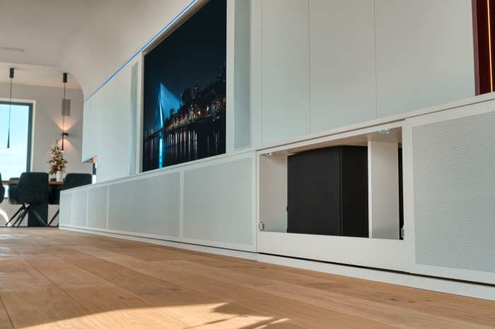 Auch der massive Martin-Logan-Subwoofer zeigt nur klanglich seine Pr&auml;senz, zu sehen ist er normalerweise nicht