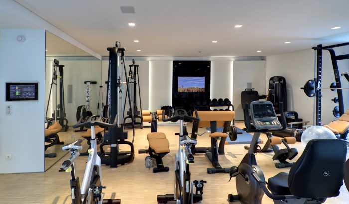 Fitnessraum mit integriertem adnotam Fernseher und Bowers & Wilkins Einbaulautsprechern