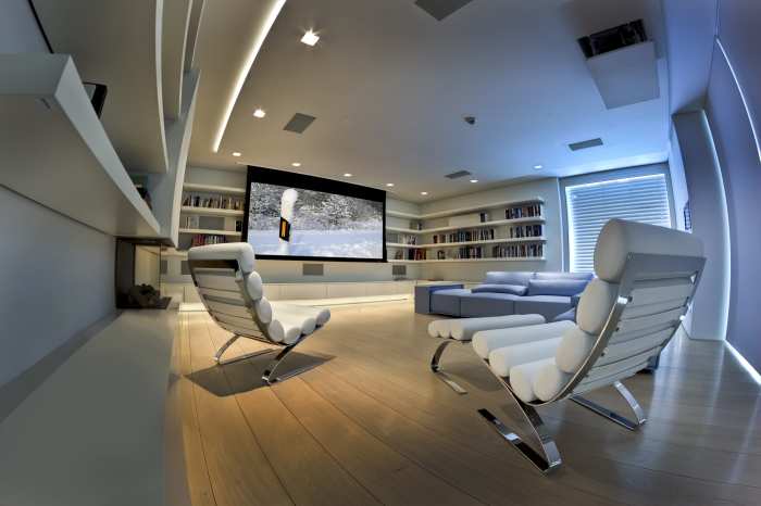 Integrierte Bowers & Wilkins Einbaulautsprecher und unsichtbare Subwoofer in einer Heimkino-Bibliothek
