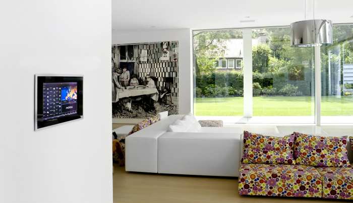 Gira Touchpanel f&uuml;r Multiroom-Audio, Smart Home und zentrale Haussteuerung