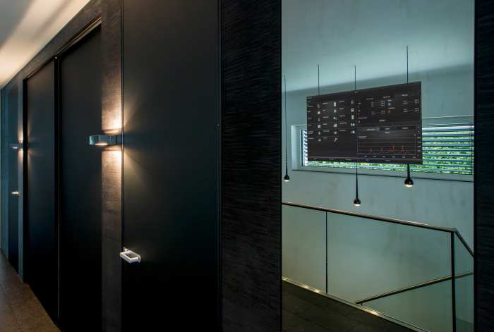 Unsichtbares Smart Home Touchpanel im Spiegel mit integrierter Haus- und Mediensteuerung