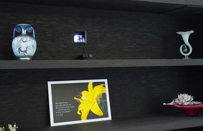 Versteckt installierter JVC D-ILA 4K Projektor mit anamorphotischer Panamorph Linse im separaten Technikraum