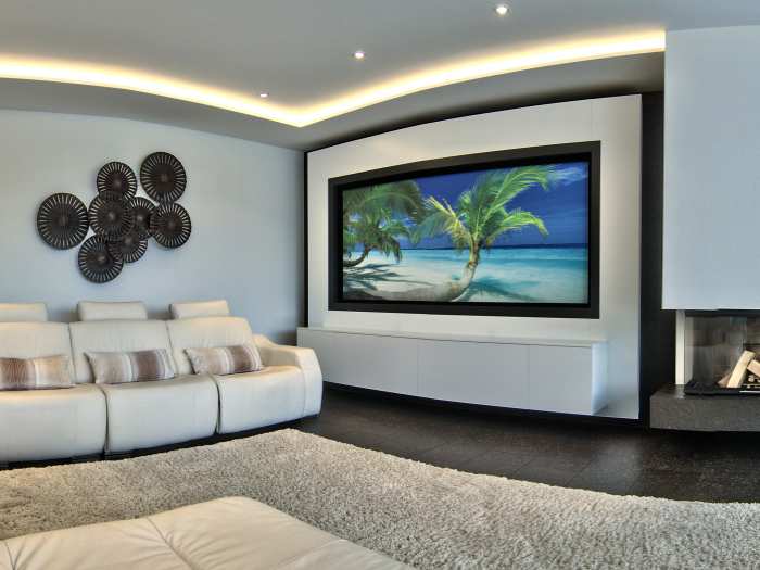 Unsichtbares Heimkino mit akustisch transparenter Leinwand und integrierten Bowers & Wilkins Lautsprechern