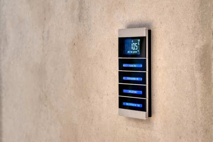 RTI-Fernbedienungen mit Display