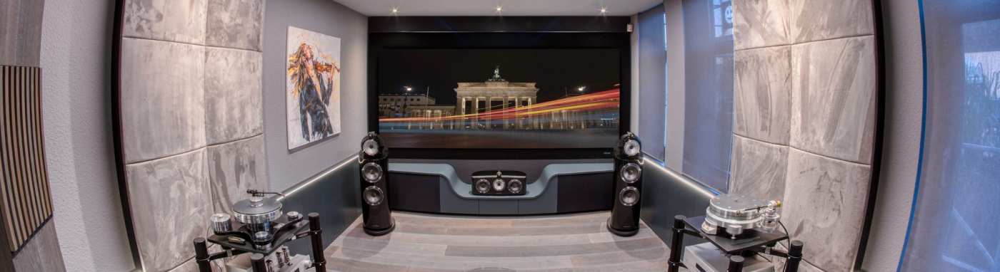 HiFi Forum ShowRooms - im Bild das "Studio Berlin" ("Diamond Room") mit Grossbild-Projektion und B&W Diamond immersive Soundsystem