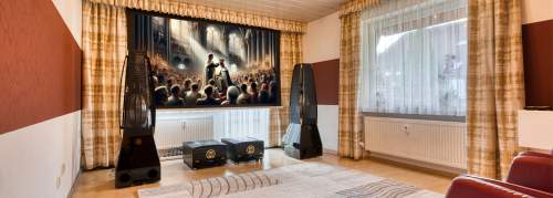 KLANGMONARCHIE – Das HiFi Forum Baiersdorf verwirklichte das etwas andere Traumkino mit HiFi-Stereophonie im Retro-Style.