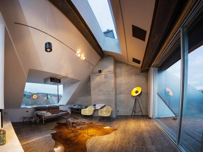 Fertiggestelltes Loftkino mit integrierter Heimkinotechnik und Dachterrasse &uuml;ber den D&auml;chern von Bamberg