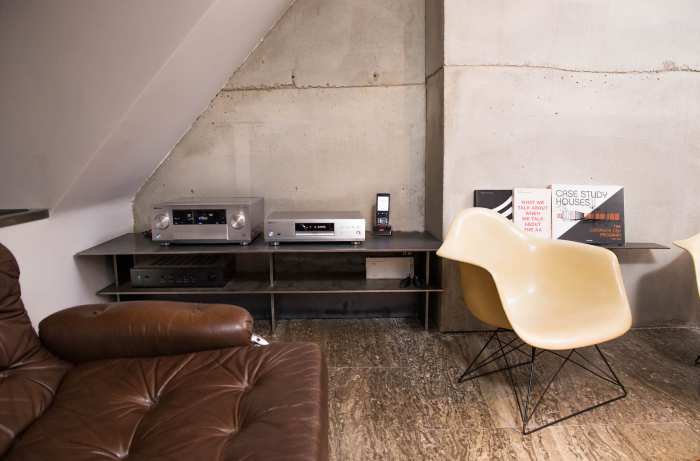 Integrierte Heimkino-Lautsprecher mit Dolby Atmos und NewTec Deckenlautsprechern im Loftkino