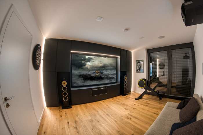 Fitnessraum mit B&W Lautsprecher, Steward Leinwand und Sony Projektor
