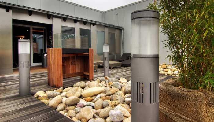 NewTec Sound Way 100 Lautsprecher-Stelen mit LED-Beleuchtung auf einer Wellness-Terrasse