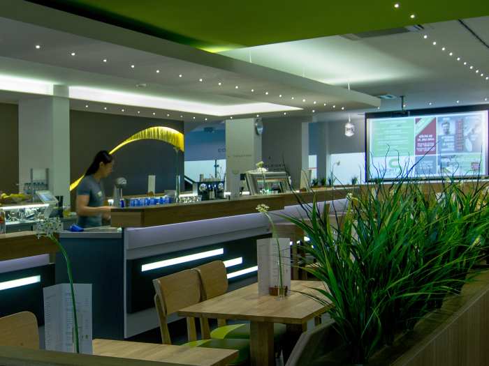 Gastrobereich mit Beamerprojektion, integrierter Leinwand und NewTec Design-Lautsprechern