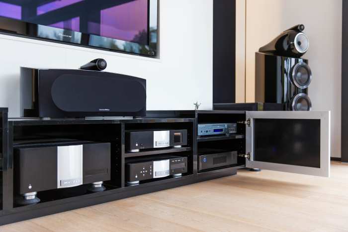 Individuell gefertigtes Mediaboard mit integrierter Heimkino-Elektronik und zentraler Steuerung