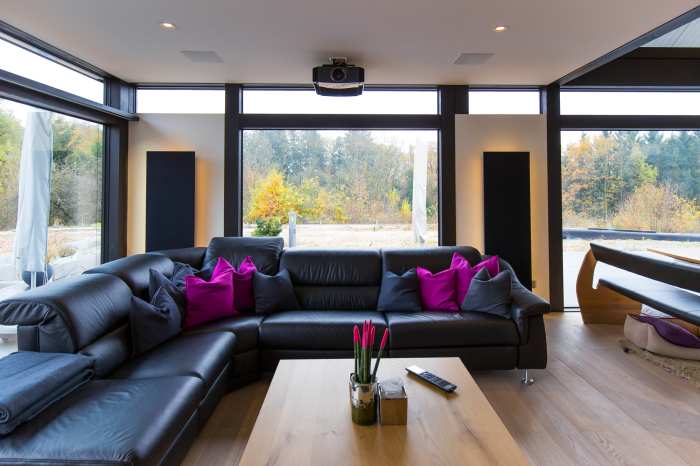 Akustisch optimierter Heimkinoraum mit integrierten Absorbern und High-End-Audiotechnik