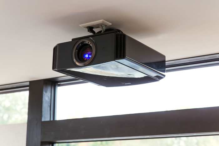 High-End-Heimkino mit Plasma-TV, Stewart Leinwand und Bowers & Wilkins Lautsprechern