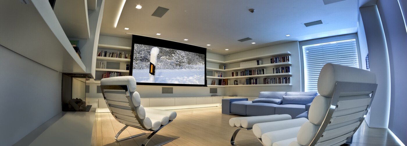 Moderne Bauhausvilla mit integrierter Heimkino-, Multiroom- und Smart-Home-Technik